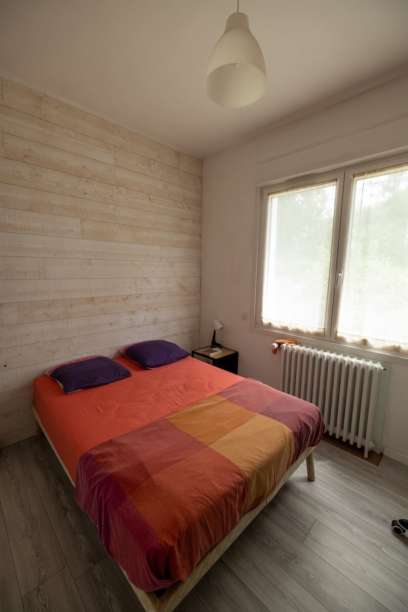 Chambre en colocation à Redon - Chambre au mur lambris clair, dressing et bureau intégrés