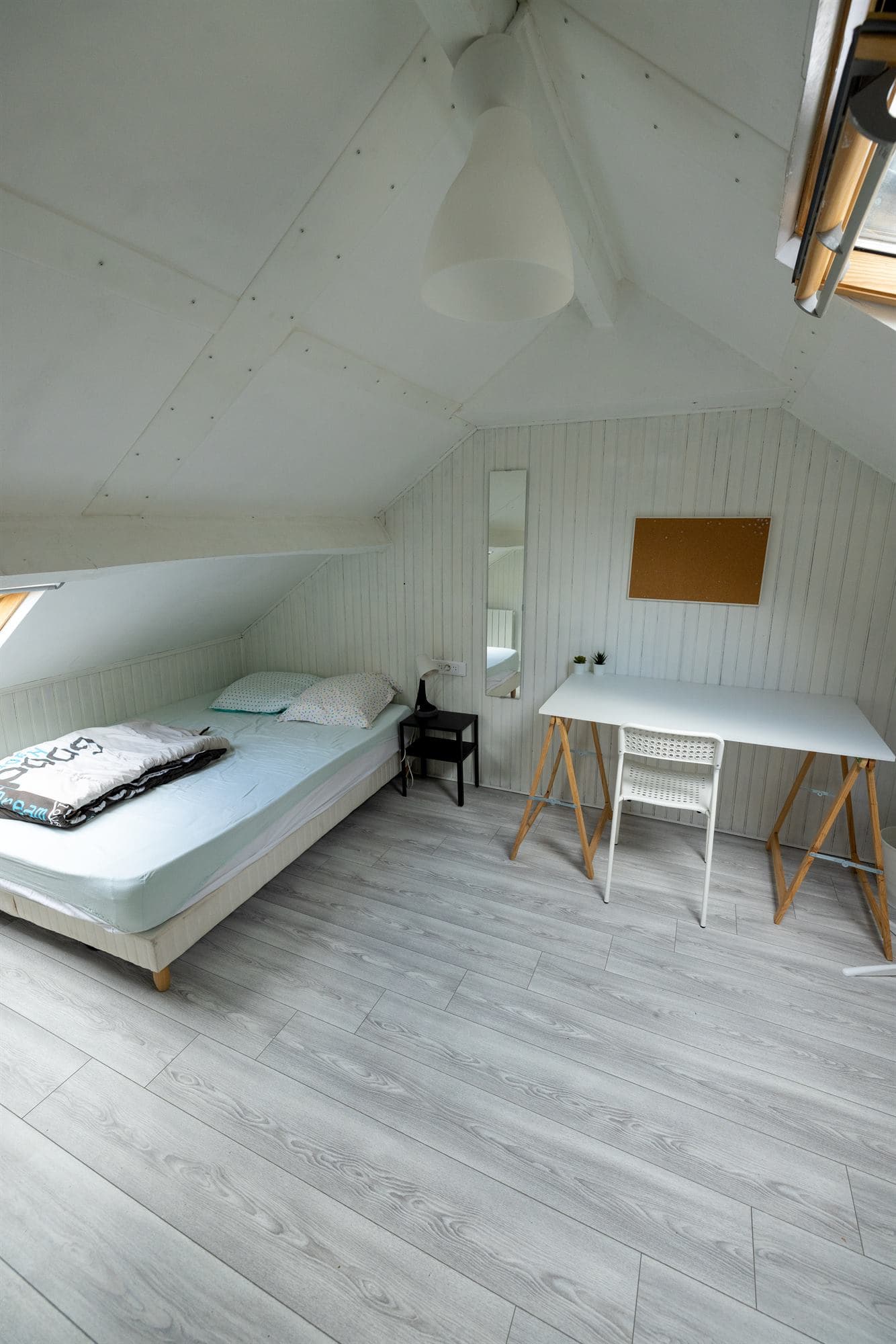 Chambre en colocation à Redon - Chambre mansardée lumineuse avec velux et bureau