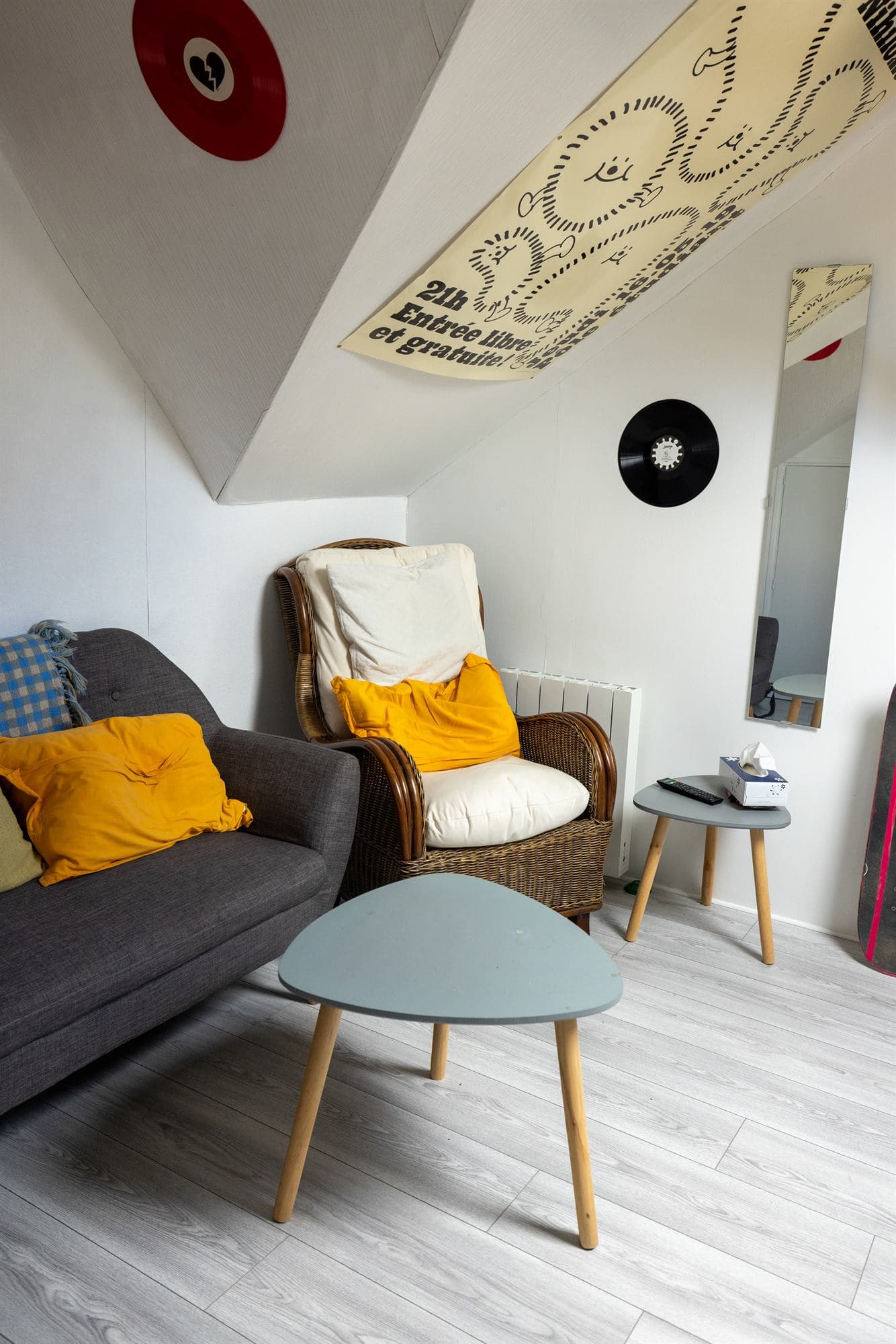 Chambre en colocation à Redon - Grande chambre mansardée avec coin détente