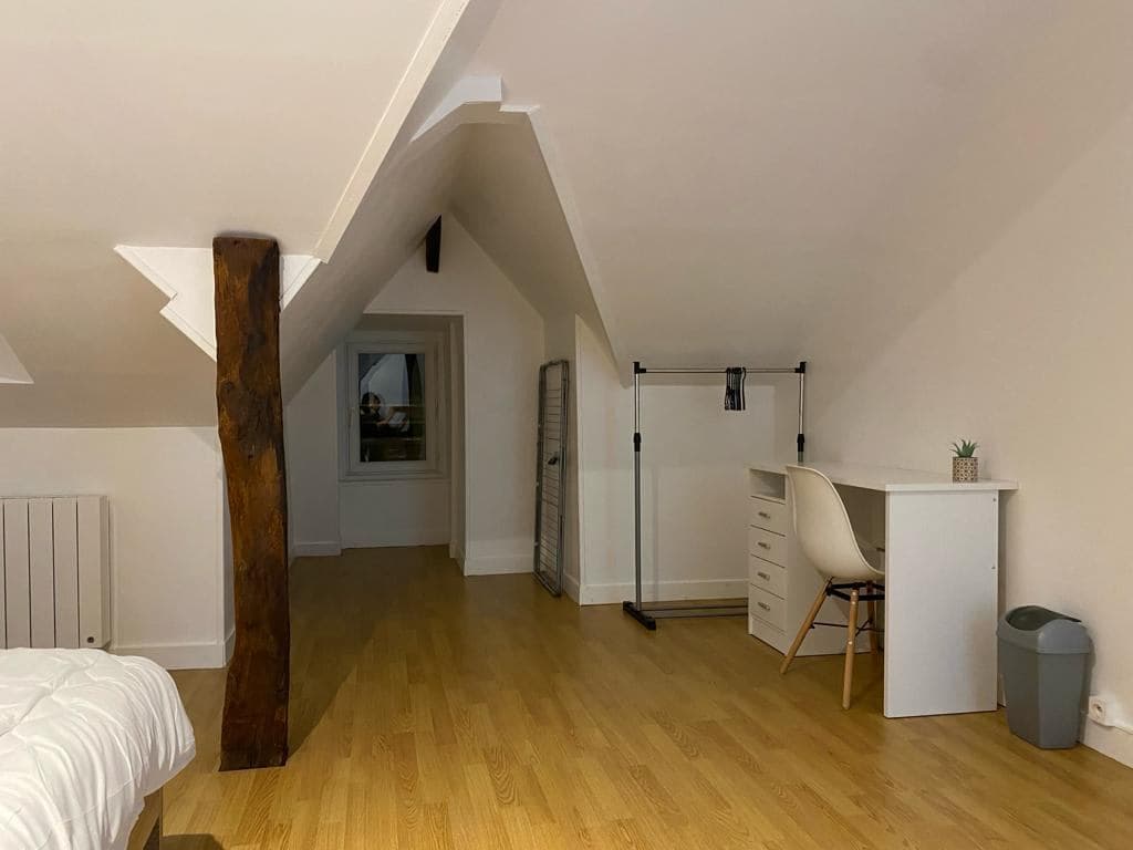 Chambre en colocation à Redon - Grande chambre mansardée : poutres, velux, bureau et commode