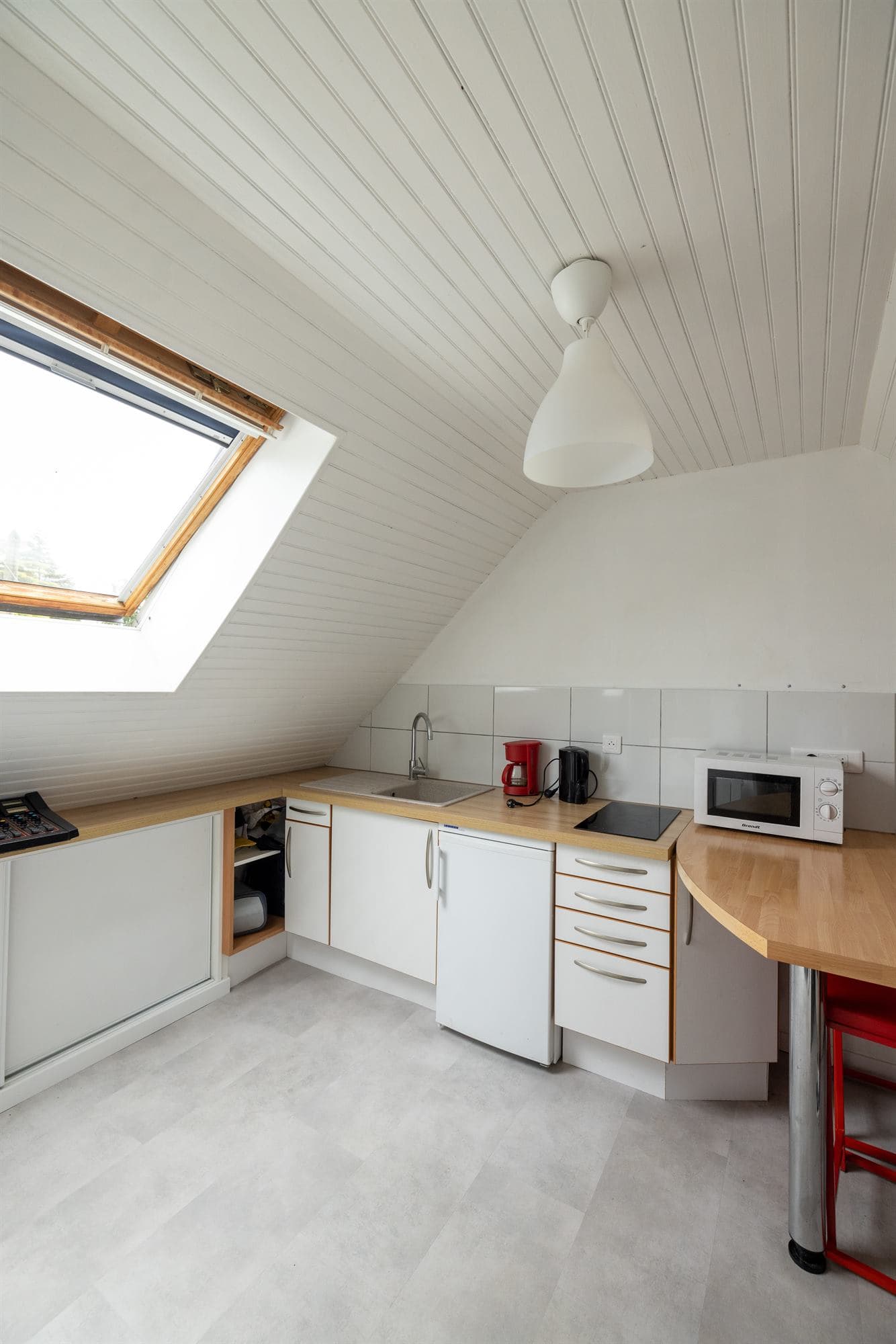Studio indépendant à Redon - Studio mansardé sous les toits, velux et kitchenette équipée